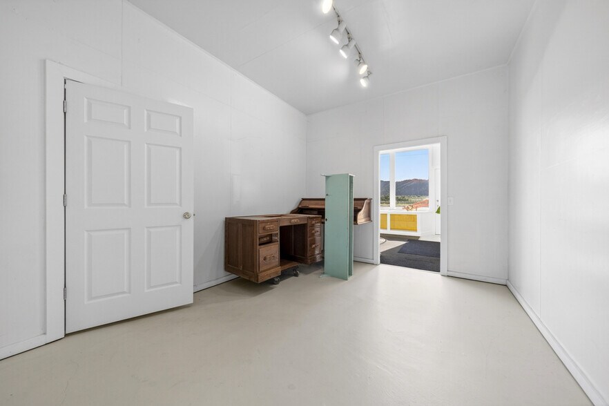 More Photos Of 77231 Highway 101, Gardiner Storefront Retail Residential For Sale