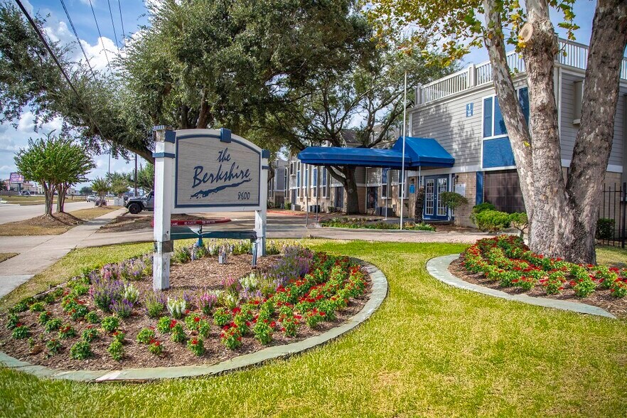 More Photos Of 8600 Theta St, Houston Apartments For Sale