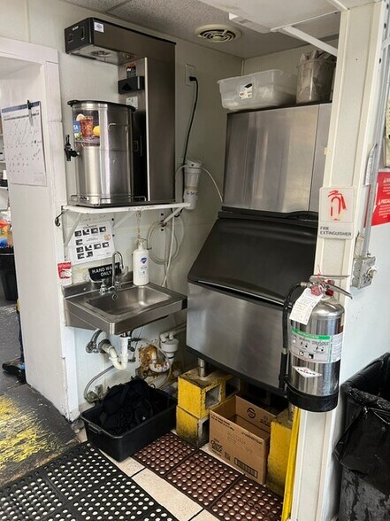 More Photos Of 314-316 Pat Booker Rd, Universal City Restaurant For Sale