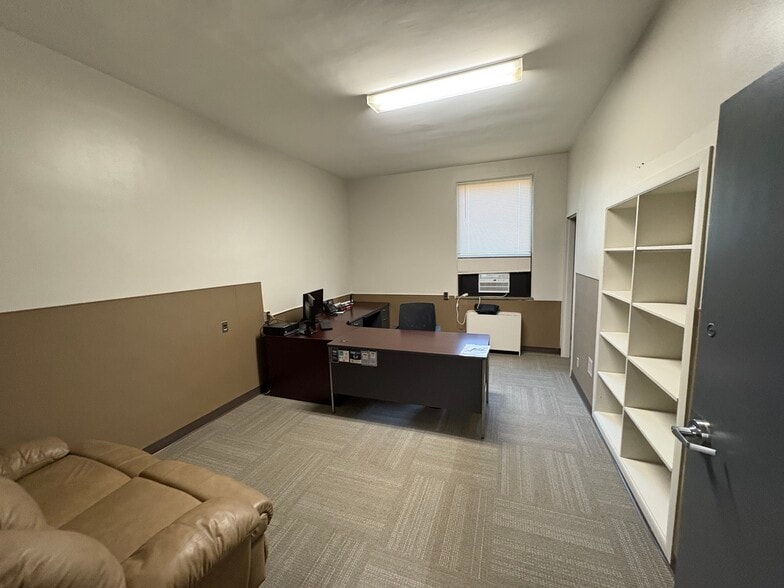 More Photos Of 411 W Division St, Manteno Flex For Sale