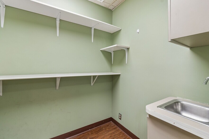 More Photos Of 8525-8549 Gunn Hwy, Odessa Unknown For Lease