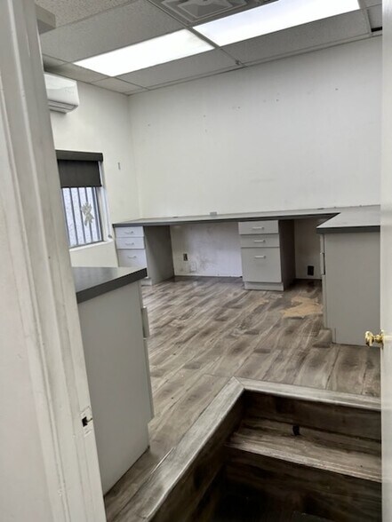 More Photos Of 7008 Owensmouth Ave, Canoga Park Office For Lease