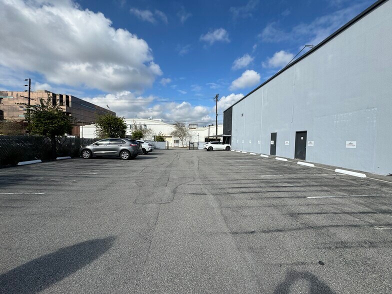 More Photos Of 6860 Lexington Ave, Los Angeles Loft Creative Space For Lease