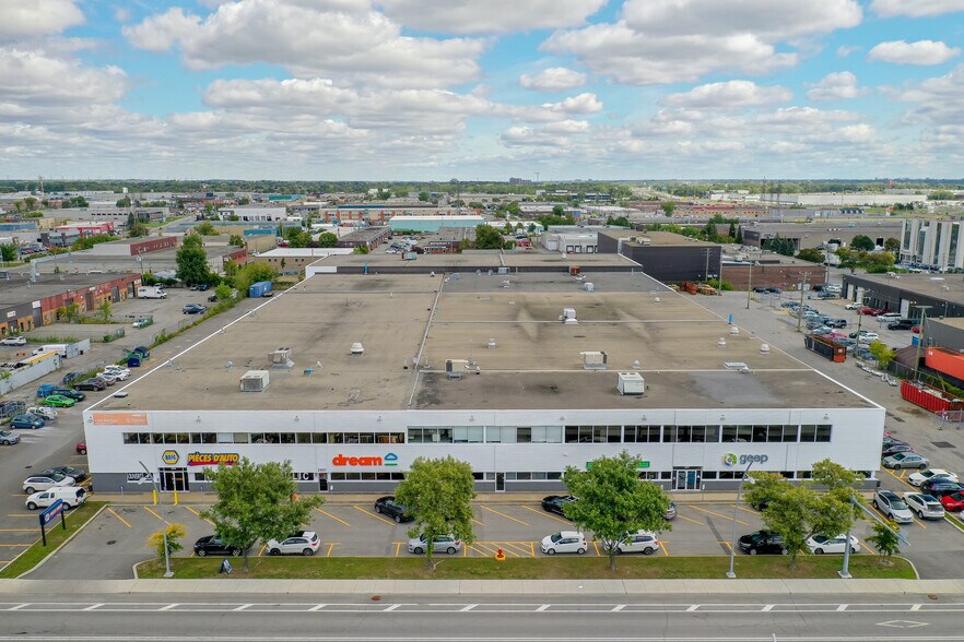 More Photos Of 2995-2999 Boul Le Corbusier, Laval Warehouse For Lease
