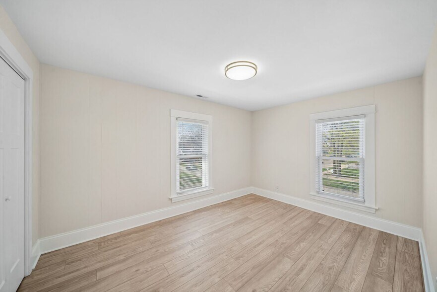 More Photos Of 323 S Hale St, Wheaton Office Residential For Sale