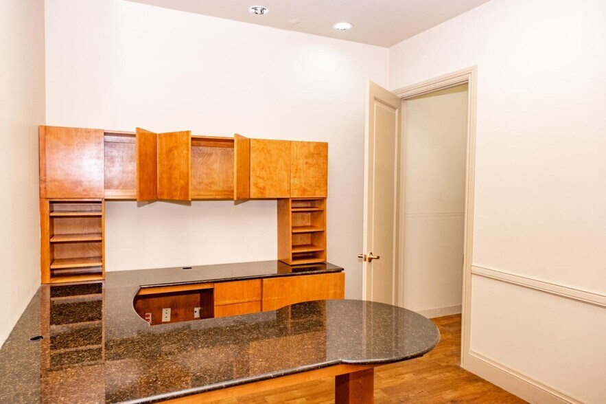 More Photos Of 8607 McPherson Rd, Laredo Office For Lease