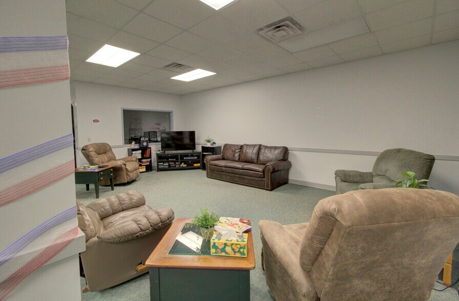 More Photos Of 224 E Main St, Ottawa Office For Sale