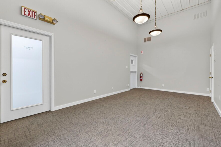 More Photos Of 113 Lafayette Rd, Hampton Falls Light Manufacturing For Lease