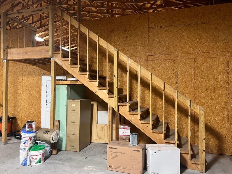 More Photos Of 3037 SW 3rd Ter, Okeechobee Showroom For Lease