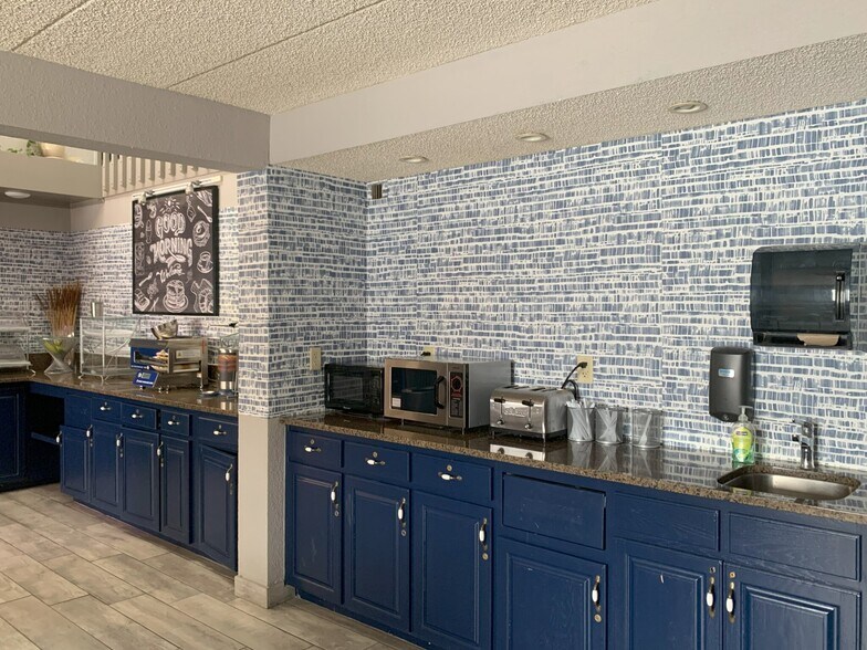 More Photos Of 11 E South Ave, Chippewa Falls Hotel For Sale