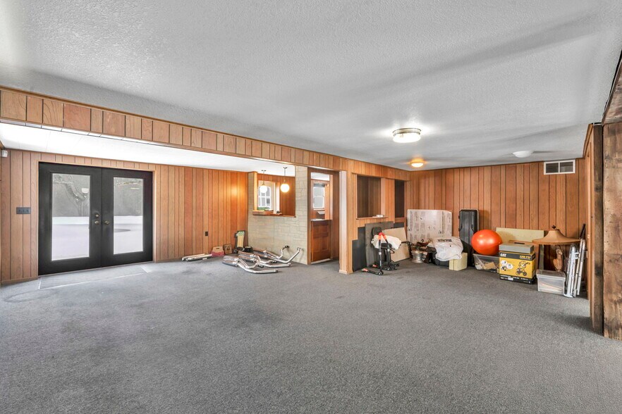 More Photos Of 4085 Herner County Line Rd, Southington Showroom For Sale