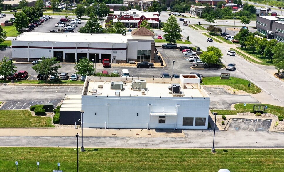 More Photos Of 9551 NE 83rd Ter, Kansas City Restaurant For Lease