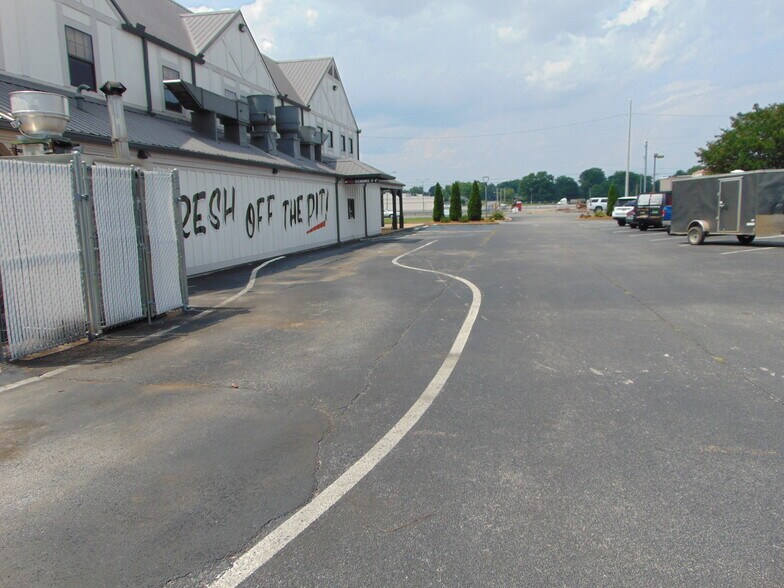 More Photos Of 400 Avalon Ave, Muscle Shoals Restaurant For Sale