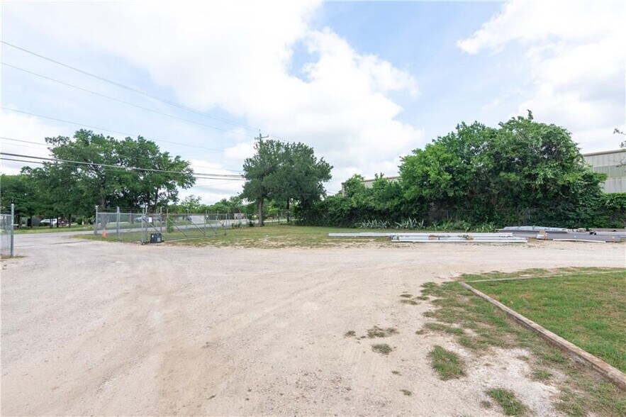 More Photos Of 10509 Old Manchaca Rd, Austin Warehouse For Lease