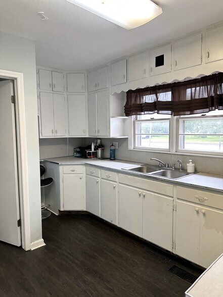 More Photos Of 2600 N Park Rd, Connersville Flex For Sale