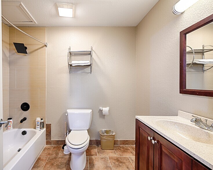 More Photos Of 110 S Main, Dilley Hotel For Sale