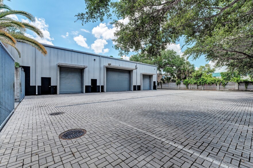 More Photos Of 1926 18th St, Sarasota Warehouse For Sale