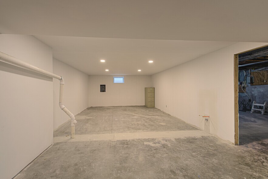 More Photos Of 1600 SW Market St, Lee's Summit Office For Sale