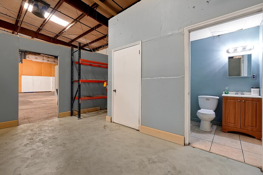 More Photos Of 11435 Rocket Blvd, Orlando Warehouse For Lease
