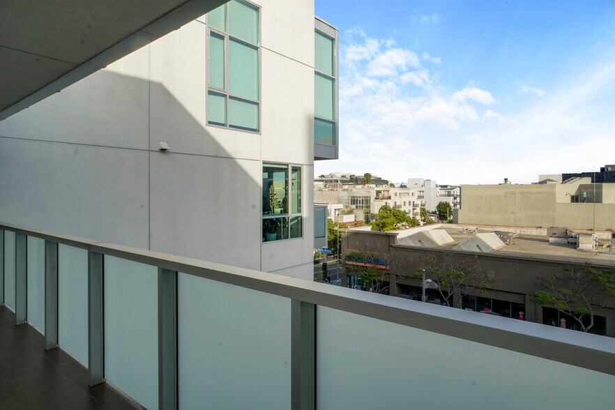 More Photos Of 525 Santa Monica Blvd, Santa Monica Apartments For Sale