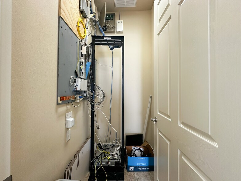 More Photos Of 170 Fitzgerald Rd, Lakeland Office For Lease