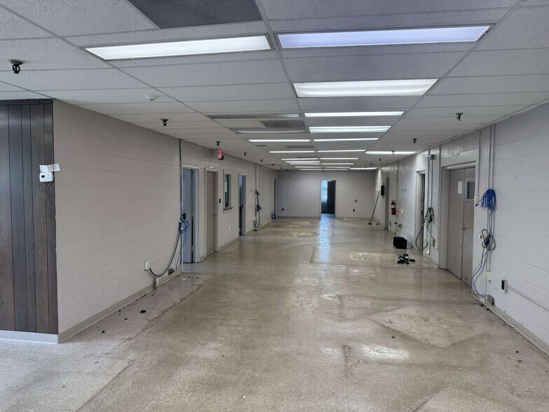 More Photos Of 315-319 Lake Ave, Bristol Manufacturing For Lease