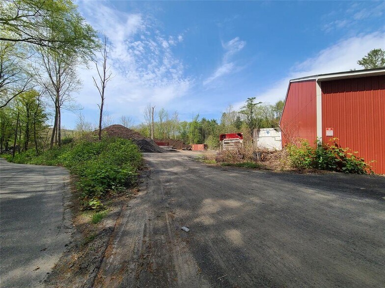 More Photos Of 26 Hook Rd, Sparrow Bush Distribution For Sale