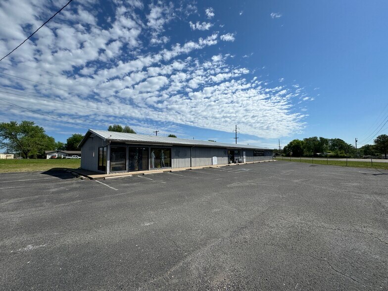 More Photos Of 205 Mimosa Ln, Tahlequah General Retail For Sale