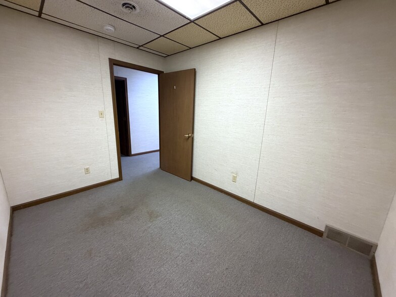More Photos Of 305 N Mason St, Carrollton Office For Sale