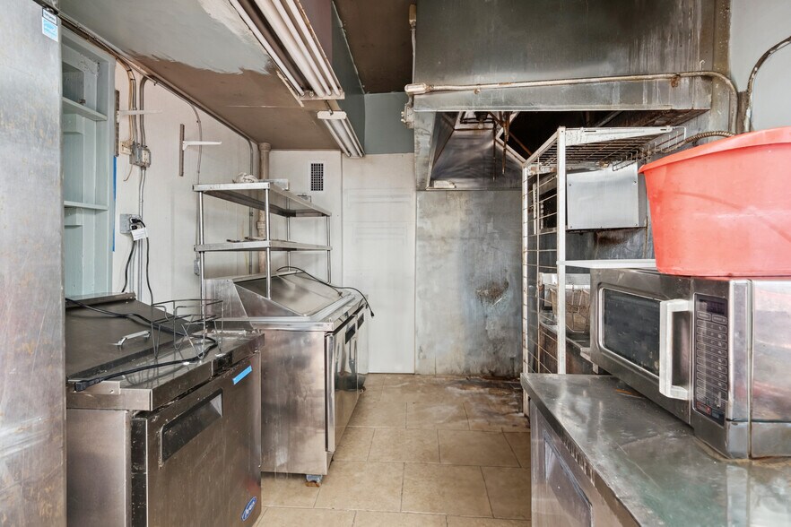 More Photos Of 735 St Joseph St, New Orleans General Retail For Lease
