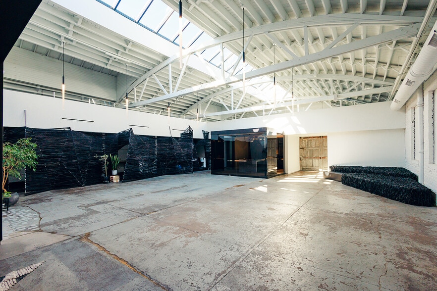 More Photos Of 3146 W Chicago Ave, Chicago Showroom For Sale