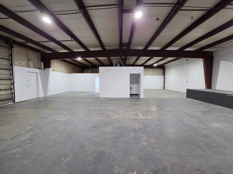 More Photos Of 3359-3399 Hawthorne Ave NE, Salem Warehouse For Lease