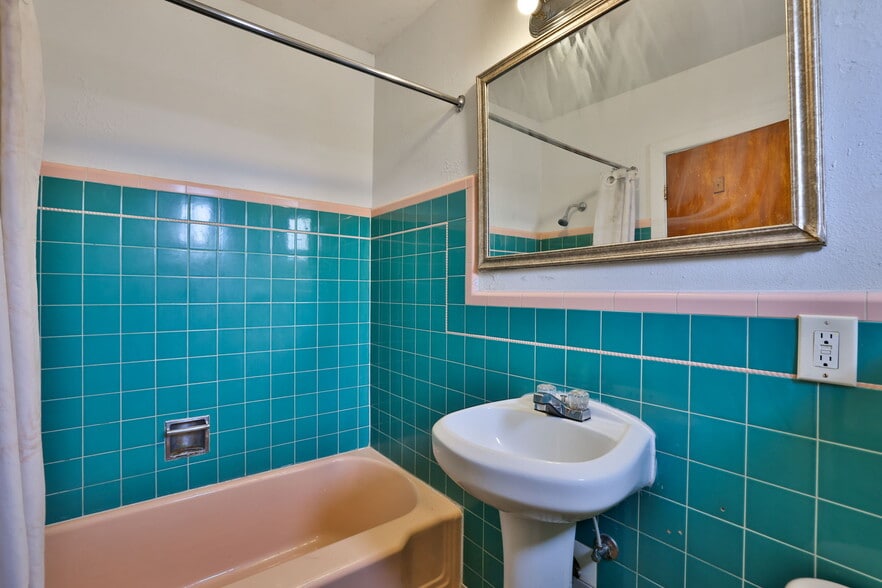 More Photos Of 620 W Colorado Ave, Colorado Springs Hotel For Sale