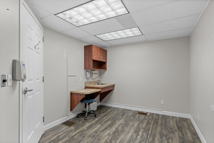 More Photos Of 10131-10137 West Florissant Ave, Saint Louis Office For Sale