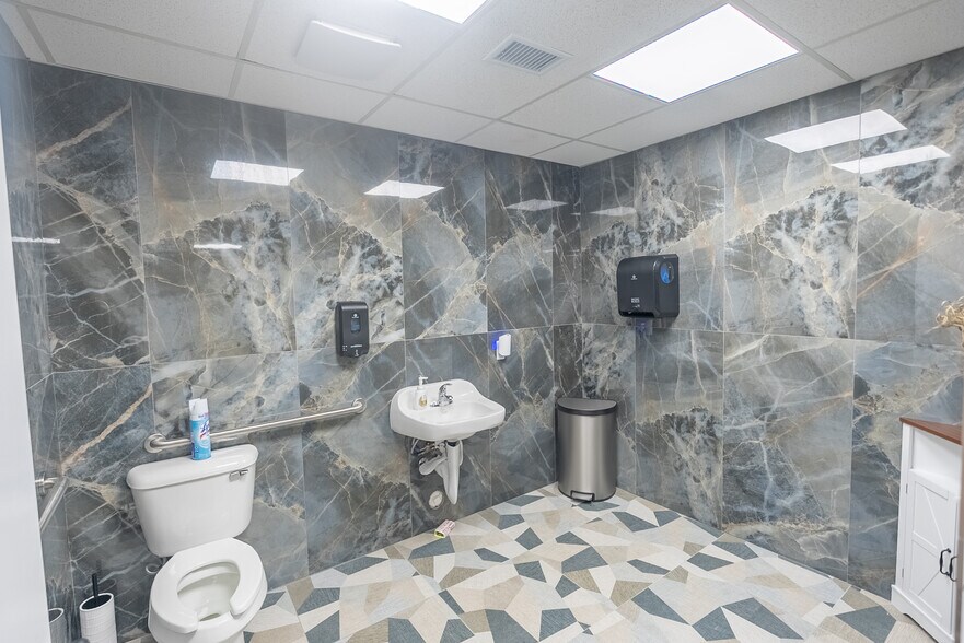 More Photos Of 15645 Farmington Rd, Livonia Medical For Lease