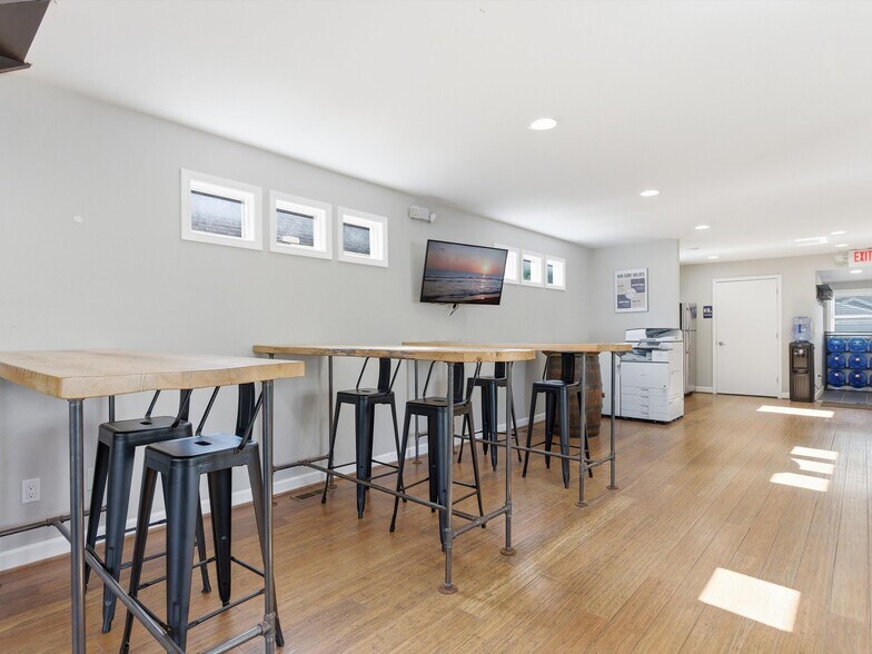 More Photos Of 928 E 11 Mile Rd, Royal Oak Serviced Offices For Lease