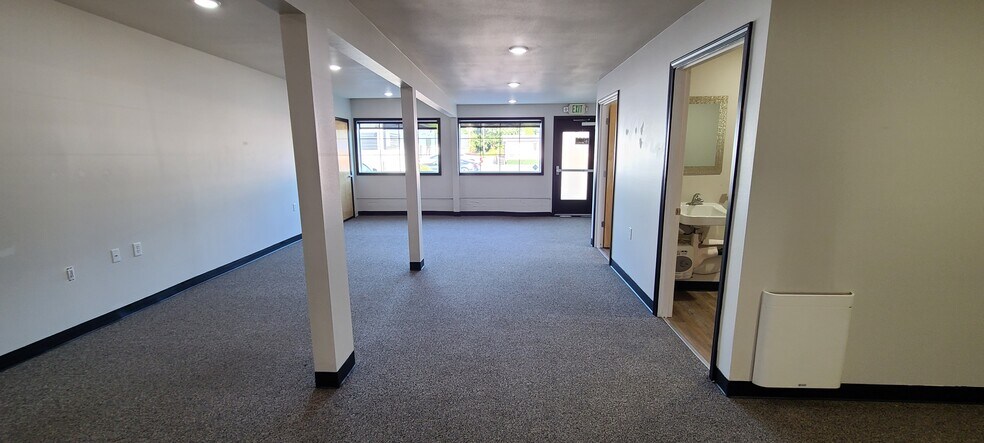 More Photos Of 4777 Lancaster Dr NE, Salem Flex For Lease