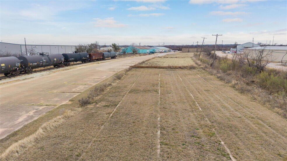 More Photos Of 1403 Blake Dr, Brownwood Warehouse For Sale