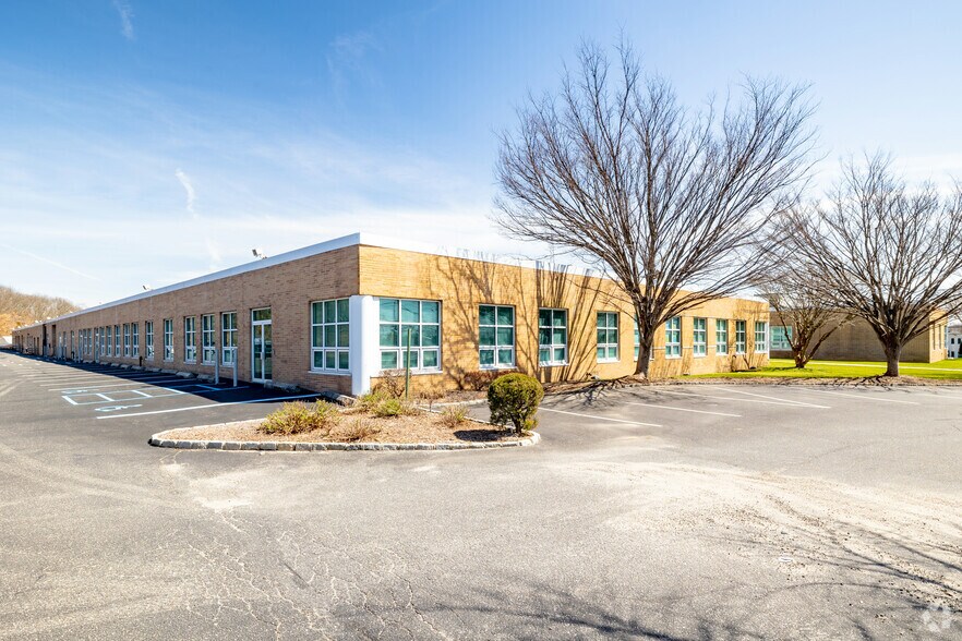 More Photos Of 303 Sunnyside Blvd, Plainview Showroom For Lease