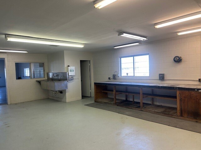 More Photos Of 685 Industrial Blvd, Delta Warehouse For Lease