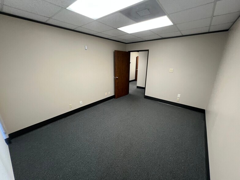 More Photos Of 9776 Whithorn Dr, Houston Showroom For Lease