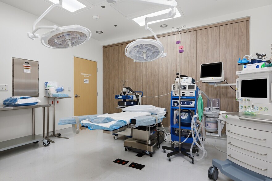 More Photos Of 5864 S Durango Dr, Las Vegas Medical For Sale