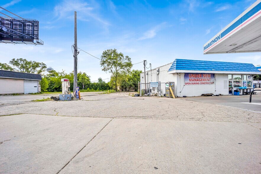 More Photos Of 21W042 Lake St, Addison Service Station For Sale