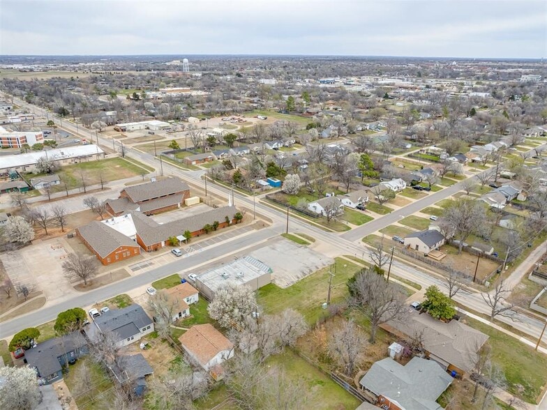 More Photos Of 430 N Berry Rd, Norman General Retail For Lease
