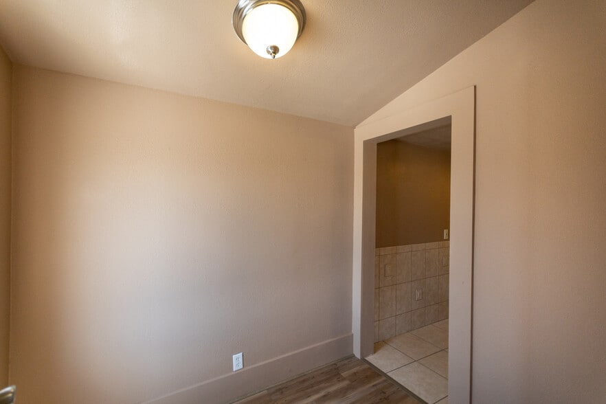 More Photos Of 310 E Oak St, Kingman Office For Sale