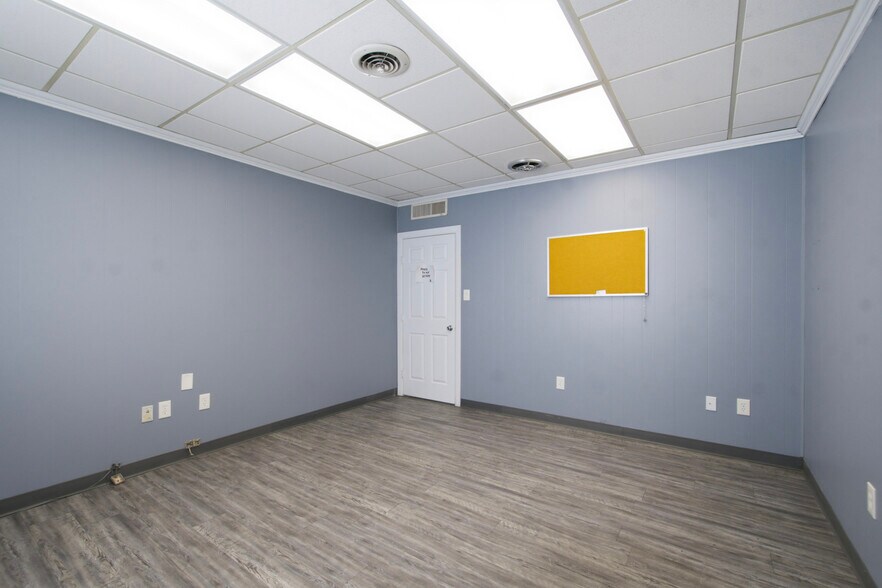 More Photos Of 300-305 S Grant Ave, Odessa Warehouse For Sale