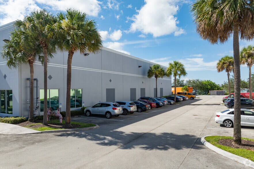 More Photos Of 1701 Green Rd, Deerfield Beach Distribution For Lease