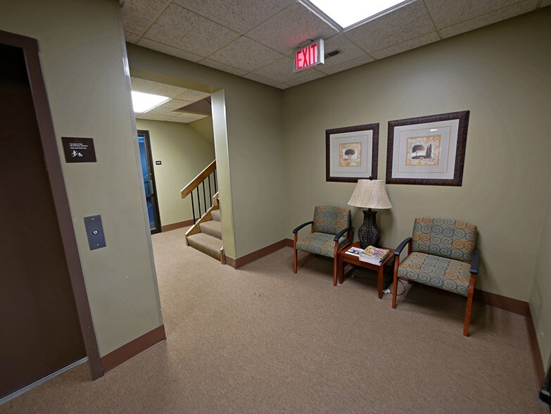 More Photos Of 511-515 Thornhill Dr, Carol Stream Unknown For Lease