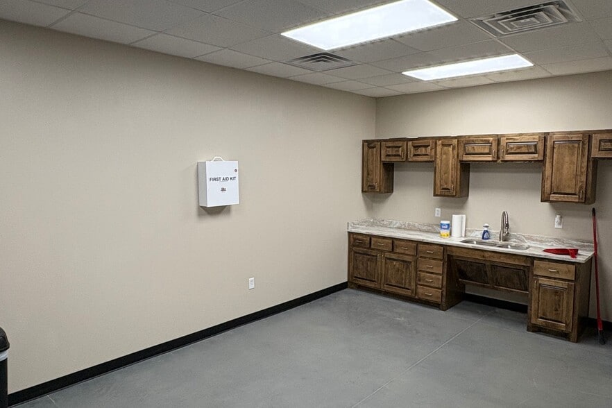 More Photos Of 5305 South County Road 1268, Midland Warehouse For Lease