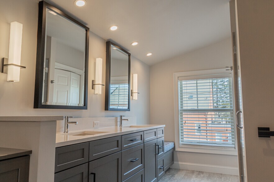 More Photos Of 72 Main St, Wiscasset Storefront Retail Residential For Sale